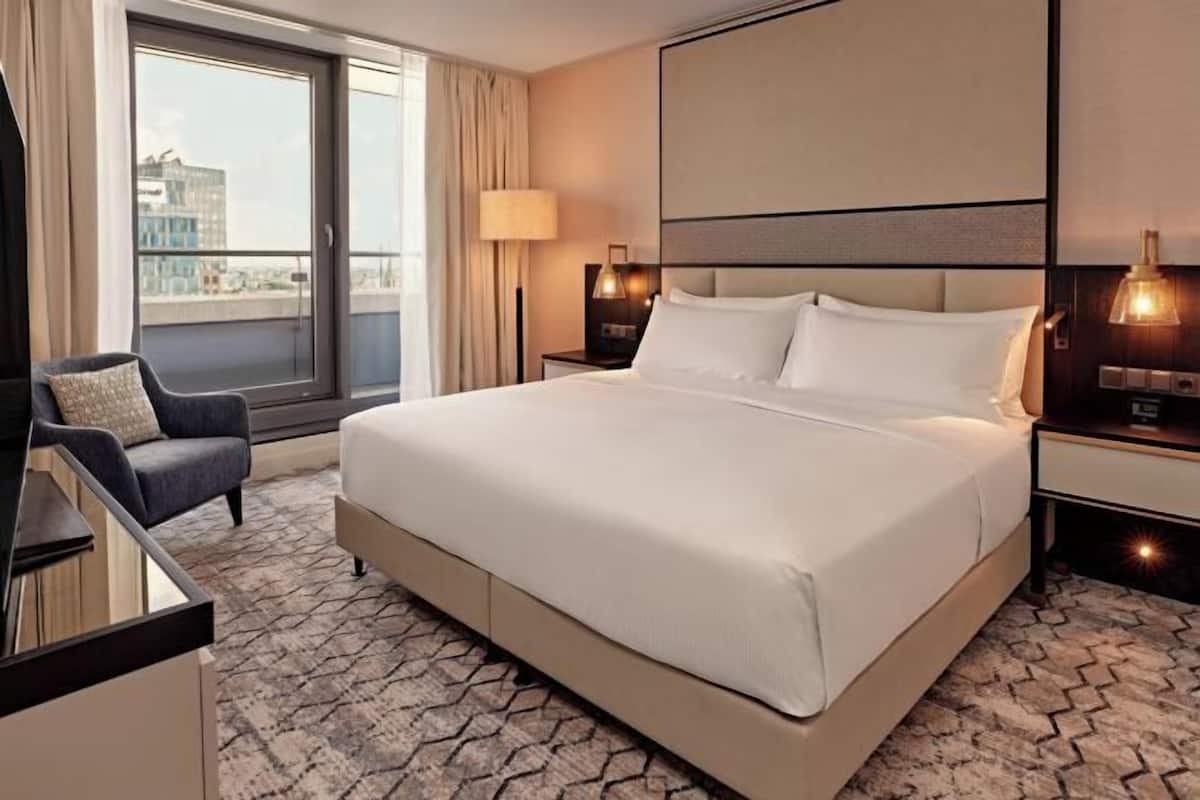 1 bedroom, premium bedding, in-room safe, laptop workspace