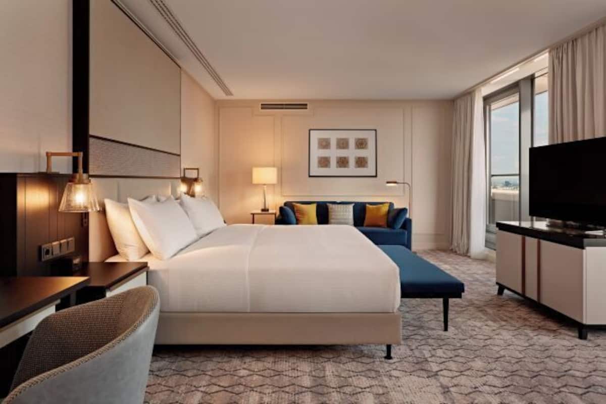 Premium bedding, in-room safe, laptop workspace, blackout drapes