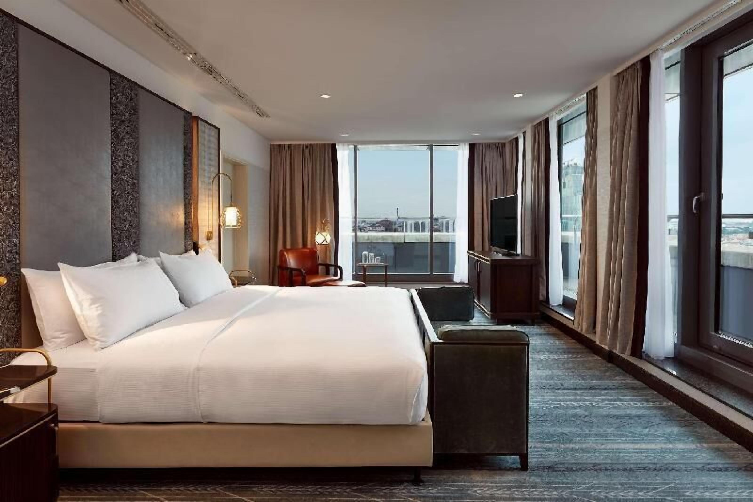 Premium bedding, in-room safe, laptop workspace, blackout drapes