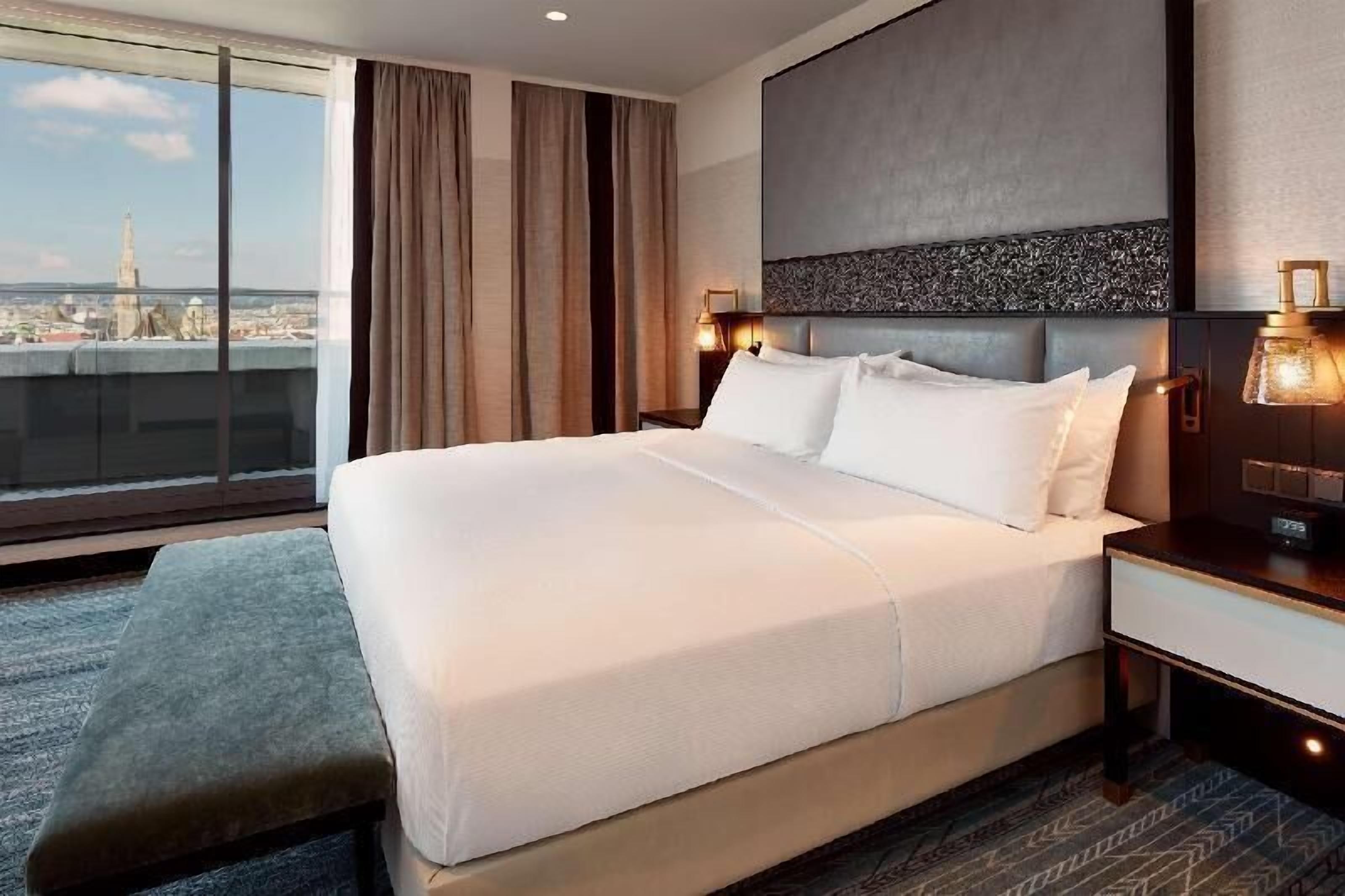 Premium bedding, in-room safe, laptop workspace, blackout drapes