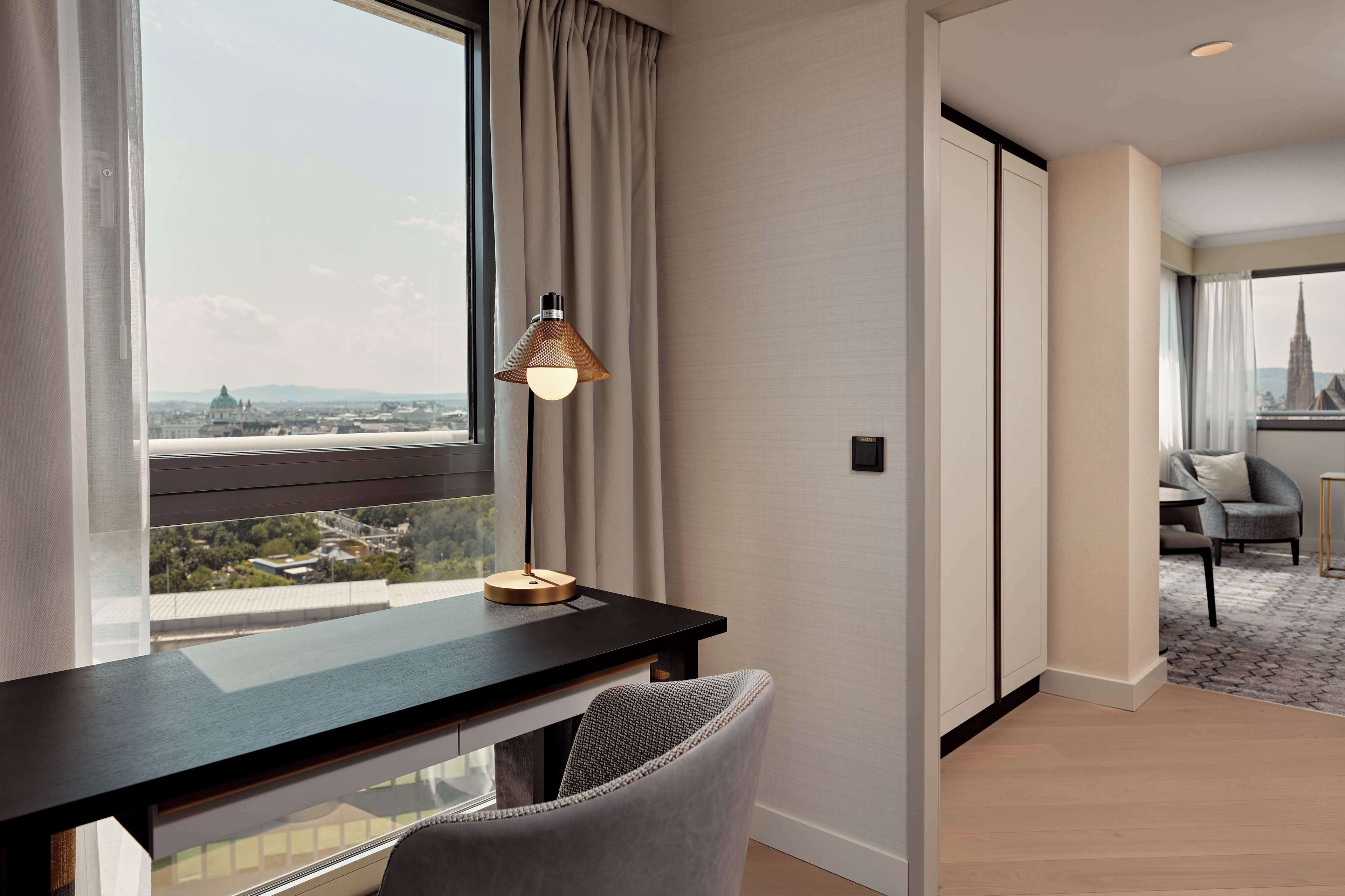 suite, 1 king bed (grand park, lounge access) | 1 bedroom, premium bedding, in-room safe, laptop workspace