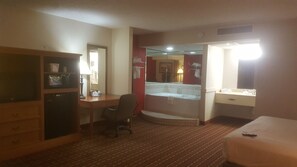 蜜月套房, 1 张特大床和 1 张沙发床 | 高档床上用品、客房内保险箱、办公桌、遮光窗帘