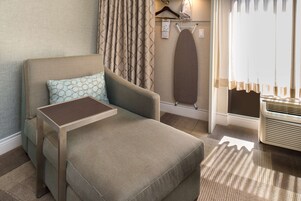 Room, 1 King Bed, Non Smoking | Premium bedding, in-room safe, blackout drapes, iron/ironing board