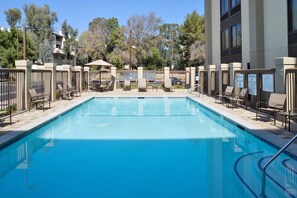 Outdoor pool, pool umbrellas, pool loungers - Hampton Inn Los AngelesWest Covina (West Covina)