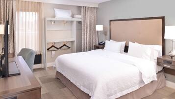 Ropa de cama de alta calidad y caja de seguridad en la habitación