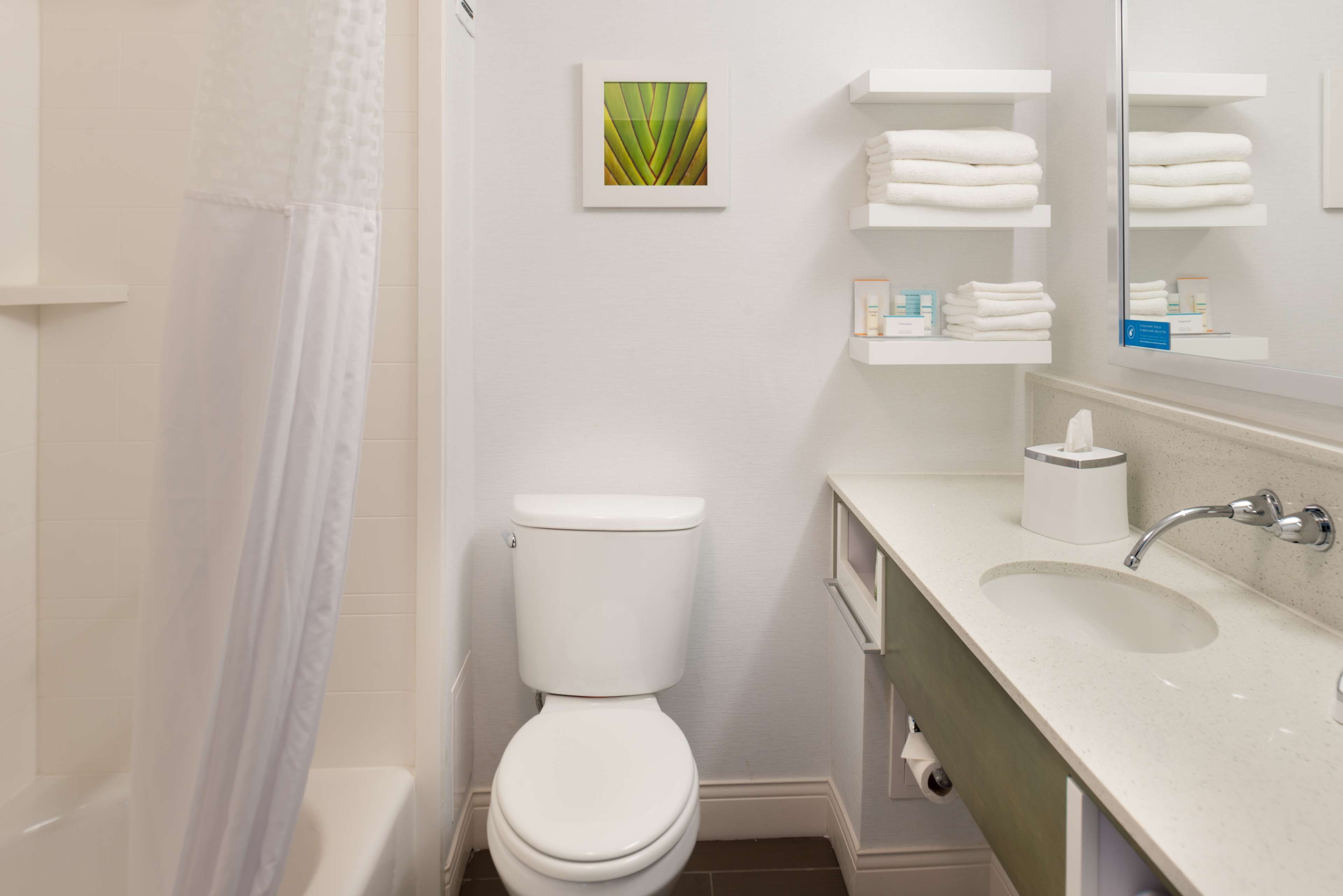 combined shower/bathtub, eco-friendly toiletries, hair dryer, towels