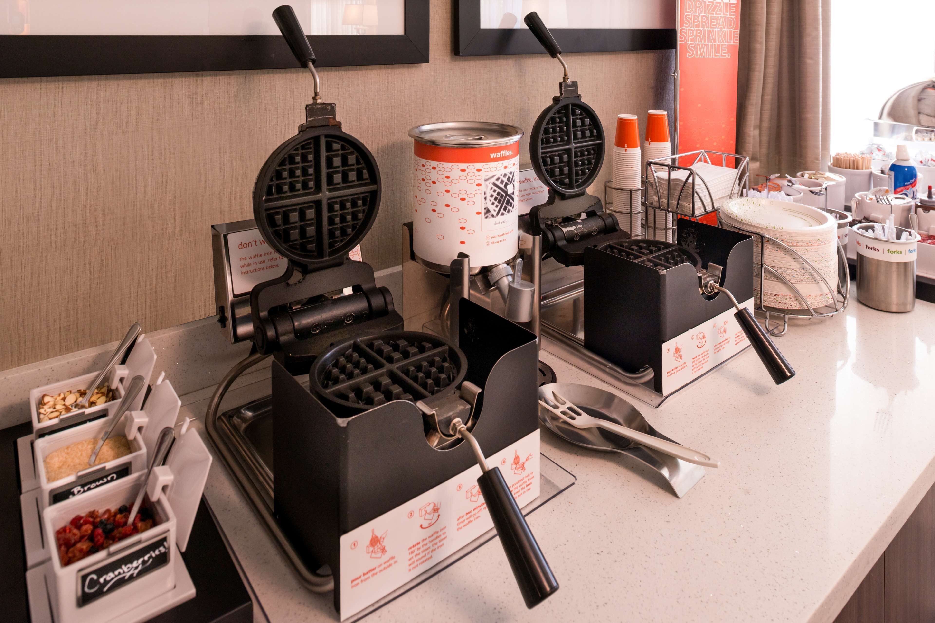 朝食 (ビュッフェ)、毎日提供 (無料)