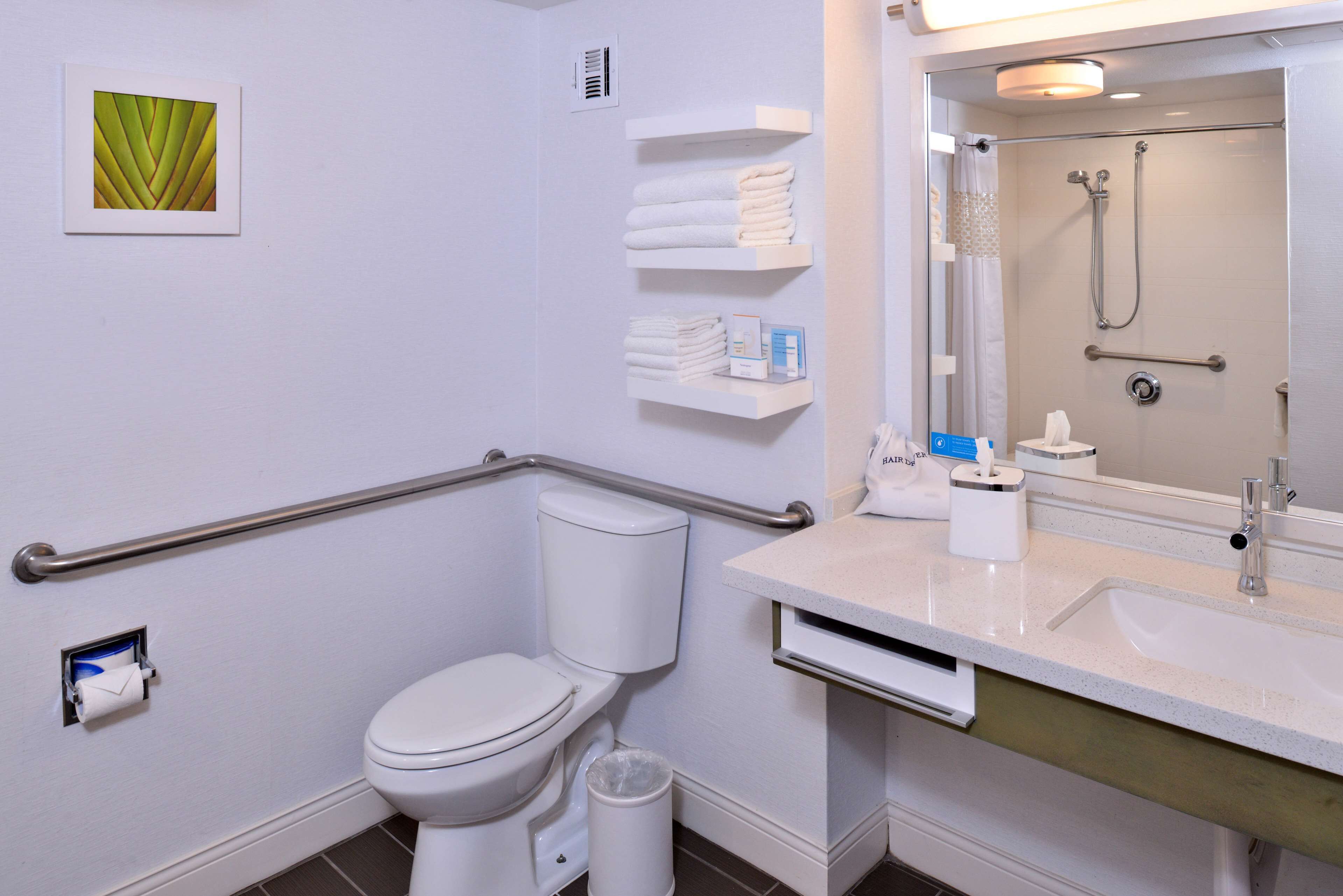 combined shower/bathtub, eco-friendly toiletries, hair dryer, towels