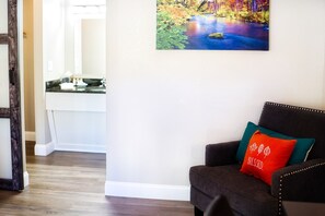 1 bedroom, premium bedding, down comforters, desk