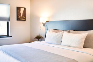 Premium bedding, down comforters, desk, blackout drapes - Align Inn Vermont (Quechee)