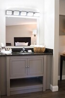 Bañera con ducha, artículos de tocador ecológicos, secador de pelo