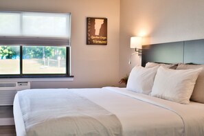 高級寢具、羽絨被、書桌、遮光窗簾/窗簾