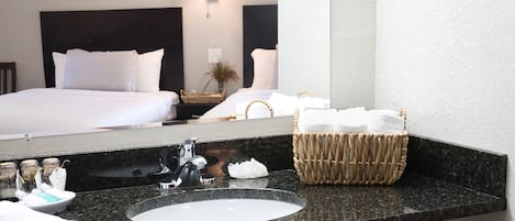 Ensemble baignoire-douche, articles de toilette écologiques