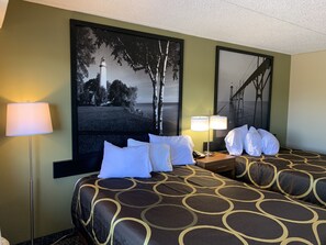 Biancheria da letto di alta qualità, una scrivania, postazione laptop