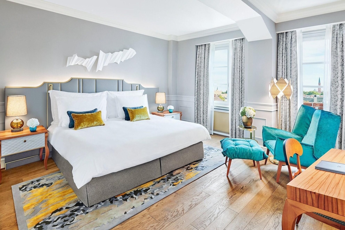 Premium bedding, down comforters, minibar, in-room safe