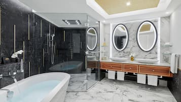 Ein modernes Badezimmer mit einer freistehenden Badewanne, zwei Waschbecken mit runden Spiegeln und einer Duschkabine.