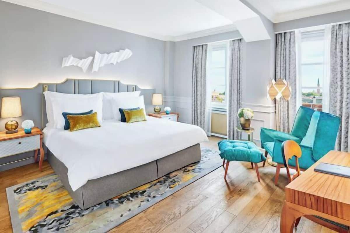 Premium bedding, down comforters, minibar, in-room safe