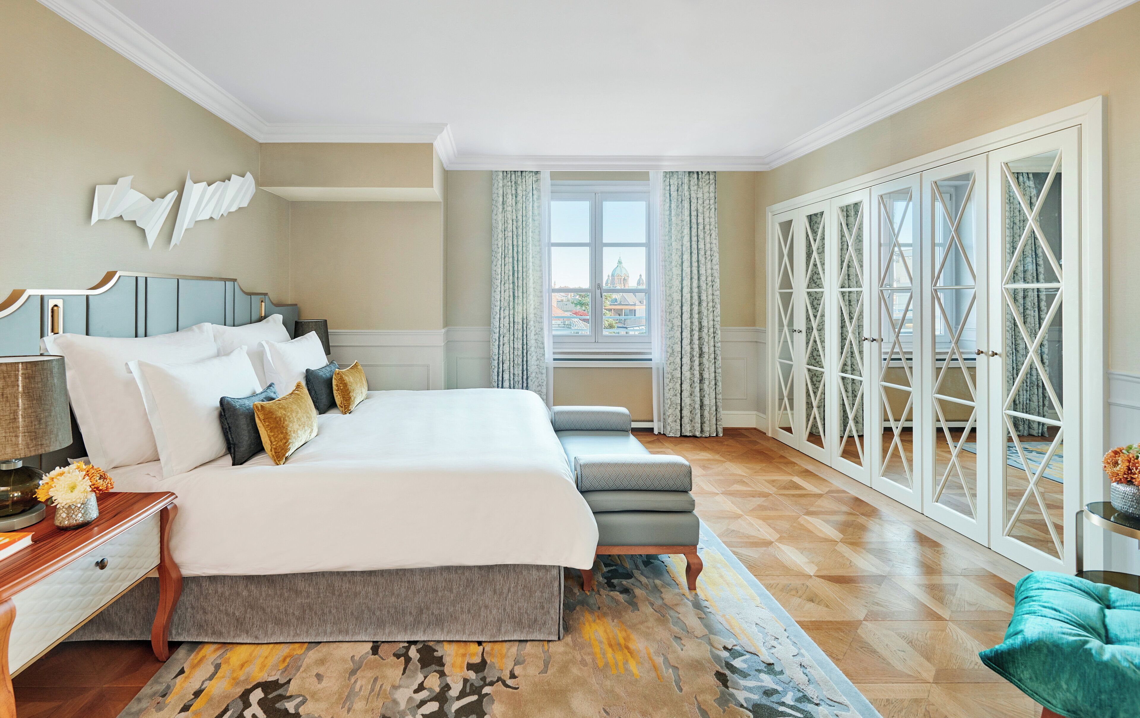 Un dormitorio amplio con una cama grande, una zona de estar y vistas por una ventana.