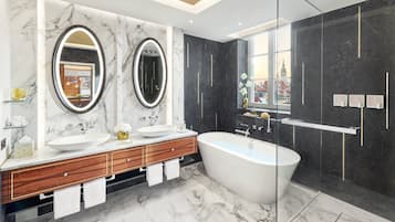 Presidential-Suite | Badezimmer | Badewanne und Dusche (separat), Designer-Toilettenartikel, Haartrockner