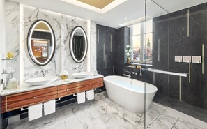 Suite – president | Bad | Separat badekar og dusj, designertoalettartikler, hårføner og badekåper