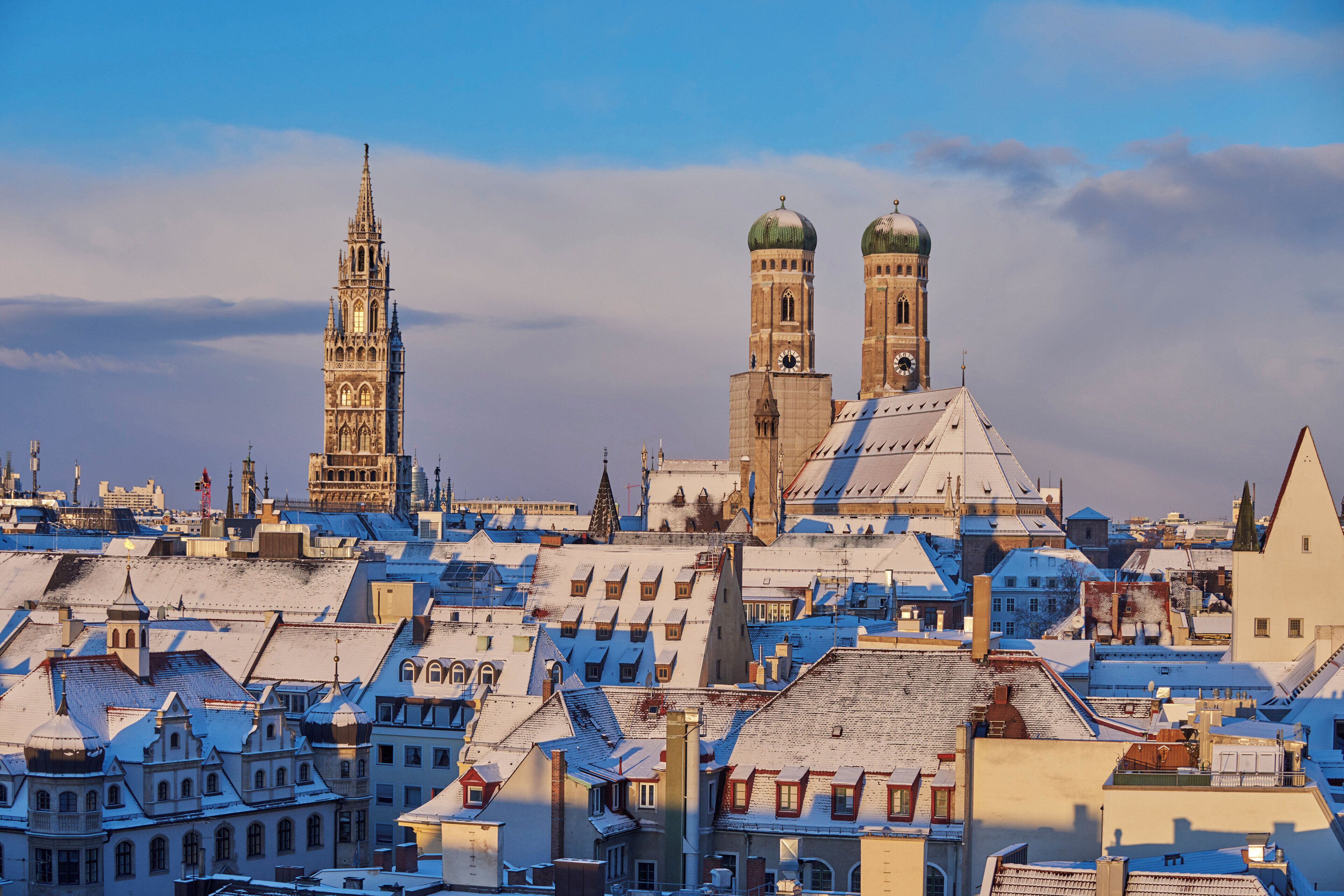 Un paisaje urbano con edificios históricos y una torre destacada.