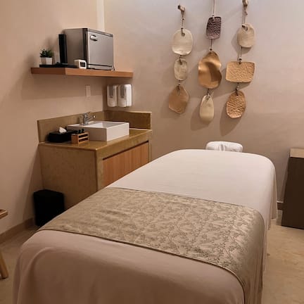 Couples treatment rooms, sauna, hot tub, steam room, body treatments