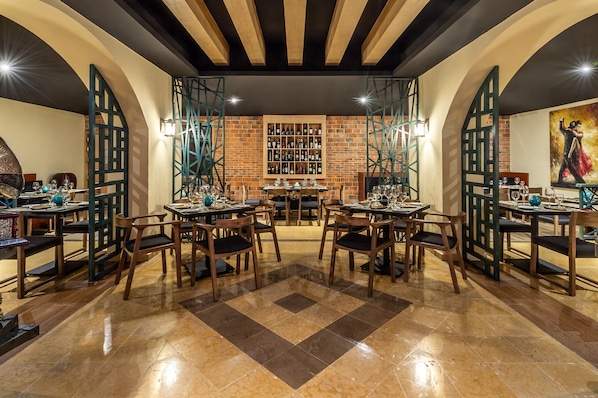 9 間餐廳;供應早餐、午餐、晚餐;多國菜