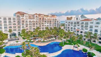 2 albercas al aire libre, sombrillas en la alberca y camastros