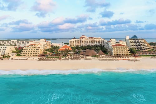Plage, sable blanc, chaises longues, parasols