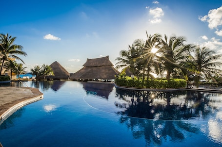 2 piscinas al aire libre, sombrillas, sillones reclinables de piscina