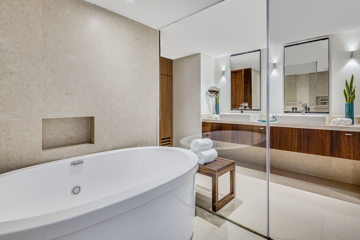Private spa tub