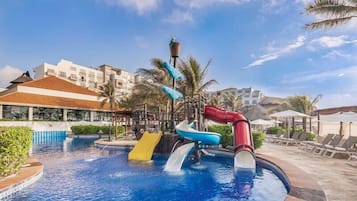 2 albercas al aire libre, sombrillas en la alberca y camastros