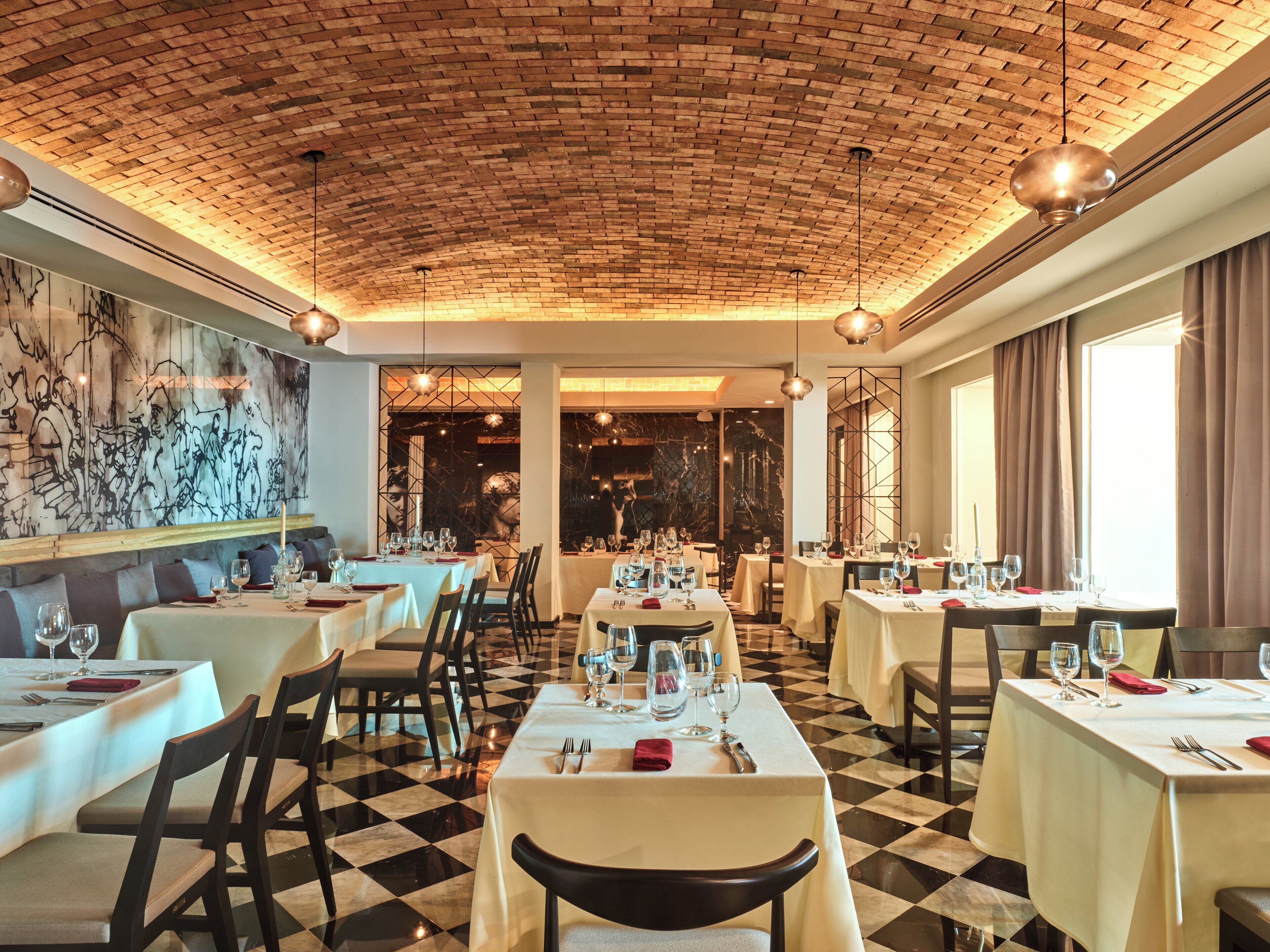 9 restaurantes; se sirven desayunos, comidas, cenas y brunch
