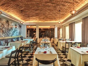 9 restaurants; breakfast, lunch, dinner and brunch served 