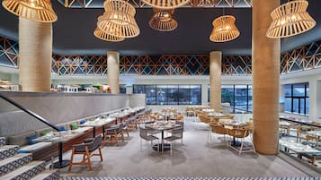 9 restaurantes, se sirven desayunos, comidas y cocina internacional