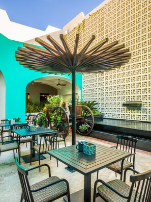 9 間餐廳；供應早餐、午餐、晚餐；多國菜