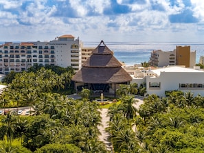 Vista frontal de la propiedad