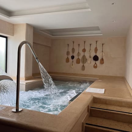 Couples treatment rooms, sauna, hot tub, steam room, body treatments