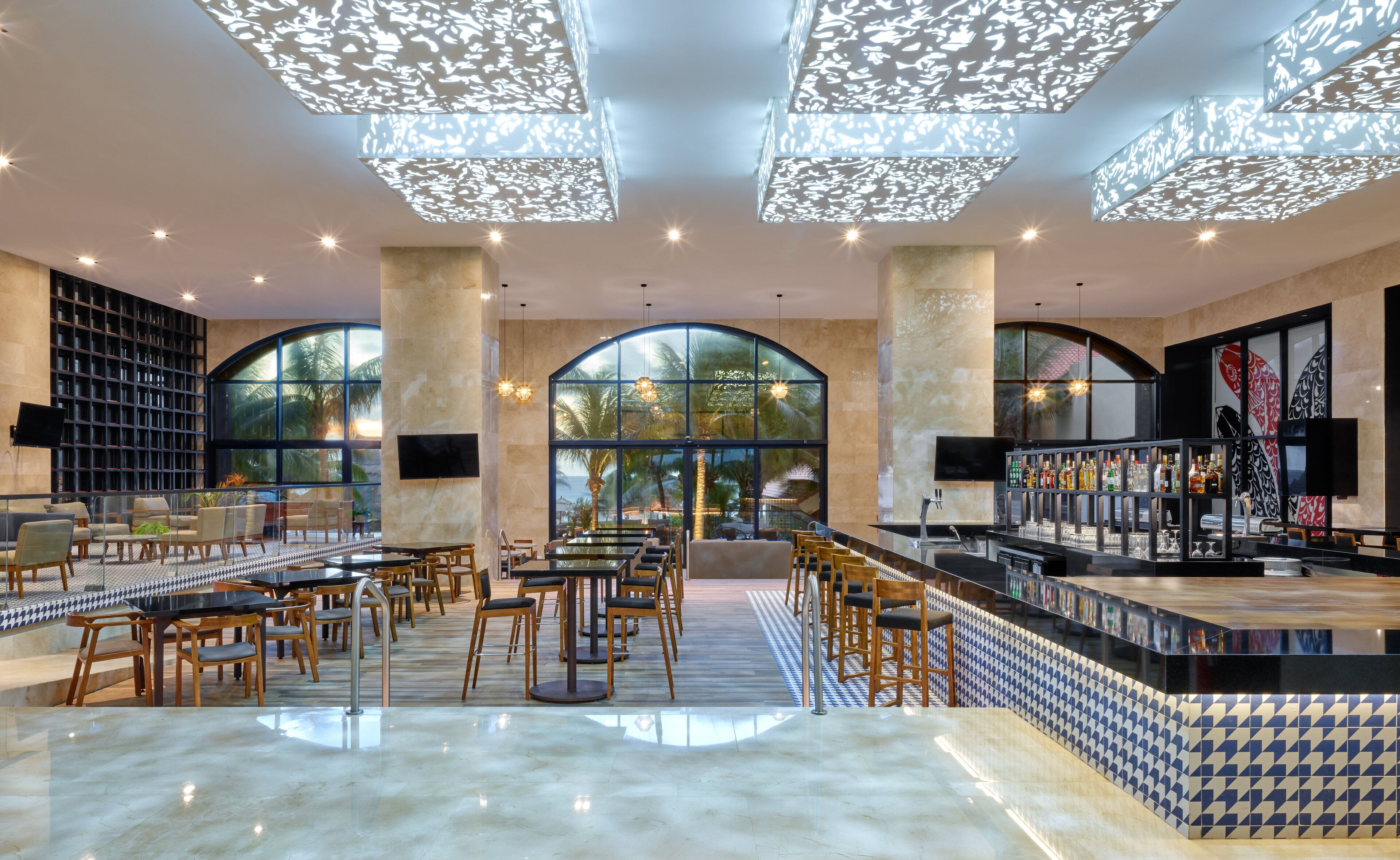 4 quầy bar/khu lounge, 3 quán bar cạnh hồ bơi, quầy bar ngay sát hồ bơi 