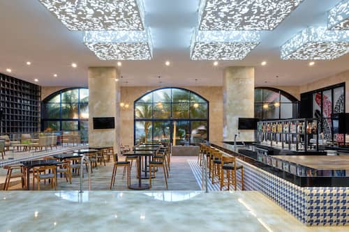 4 bares, 3 bares junto a la piscina y bar en la piscina