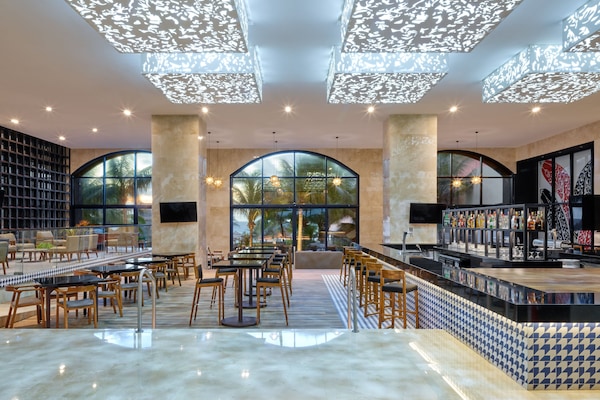 4 bars-salons, 3 bars attenants à la piscine, bar dans la piscine