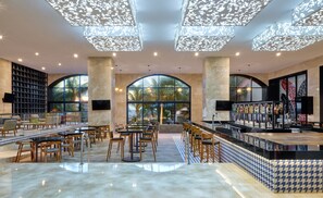 4 bars/lounges, 3 poolside bars, swim-up bar - Fiesta Americana Condesa Cancun All Inclusive (Cancun)