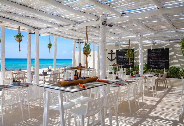 9 restaurantes, se sirven desayunos, comidas y cocina internacional