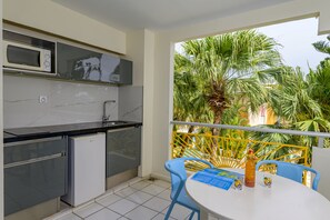 Duplex família | Cozinha americana privada | Geladeira grande, micro-ondas, talheres/pratos/utensílios de cozinha
