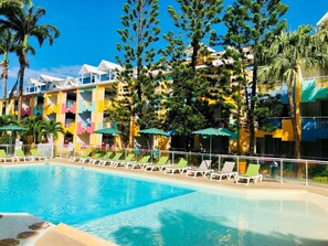Outdoor pool, pool umbrellas, sun loungers