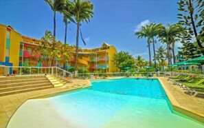 Outdoor pool, pool umbrellas, sun loungers - Canella Beach Hotel (Le Gosier)