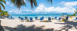 Privatstrand, Liegestühle, Sonnenschirme, Strandtücher