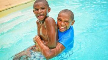 Piscine extérieure, parasols de plage, chaises longues