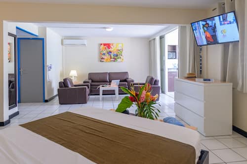 Junior Suite vue mer | In-room safe, desk, laptop workspace, free WiFi