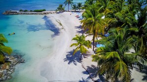 Playa privada, camastros, sombrillas y toallas de playa